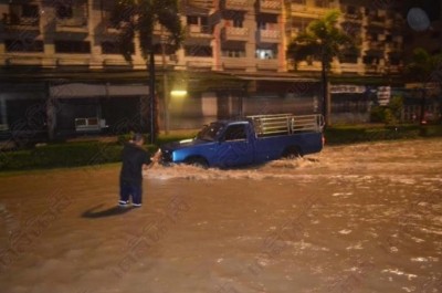 สมุทรปราการรถเสียเกลื่อนถนน ฝนตกไม่หยุด-น้ำท่วม