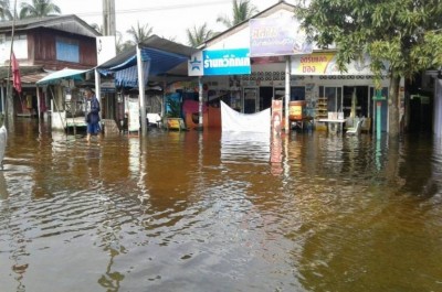 น้ำท่วมริมทะเลสาบสงขลา ลดลงแล้วแต่ยังไม่พ้นวิกฤต