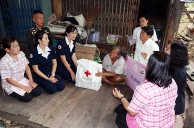 กาชาดสุพรรณบุรี นำคณะเยี่ยมสาวพิการผู้ยากไร้