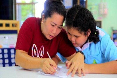 "เปลี่ยนบ้านเป็นห้องเรียน" เปลี่ยนผู้ปกครองสวมบทครูสอนลูกพิการ