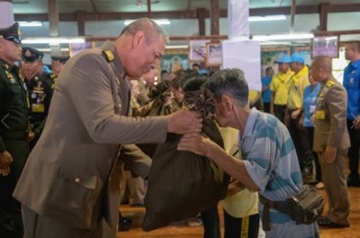 จังหวัดสุโขทัย องคมนตรีเชิญสิ่งของพระราชทาน มอบให้แก่ราษฎรที่ประสบอุทกภัย