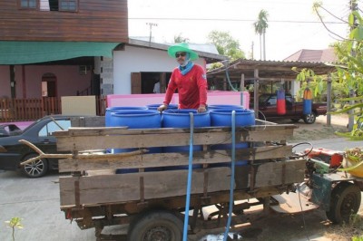 รถอีแต๋นบรรทุกน้ำใส่ถัง 200 ลิตร จำนวน 6 ใบ ออกเร่ขายให้ชาวบ้าน