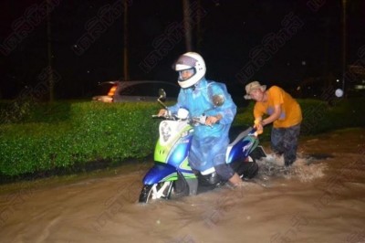 สมุทรปราการรถเสียเกลื่อนถนน ฝนตกไม่หยุด-น้ำท่วม