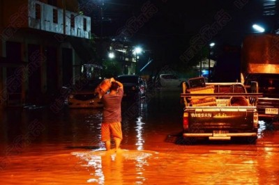 ระนอง-กระบี่ฝนถล่มหนัก น้ำทะลักท่วมบ้านกลางดึก