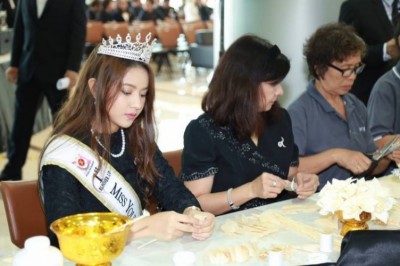 "บิ๊กอู๋" รวมพลังเครือข่ายล้านดวงใจเพื่อพ่อหลวงประดิษฐ์ดอกไม้จันทน์ 1,099,999 ดอก ก่อนส่งมอบให้เด็ก สตรี ผู้สูงอายุ ผู้พิการ คนไร้ที่พึ่ง และผู้ยากไร้ ใน 77 จังหวัด