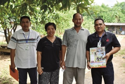 (ขวา) คุณอภิลักษณ์ บุญล้อม เจ้าพนักงานสัตวบาล, (ซ้าย) คุณพรรณรบ เกิดโภคา พนักงานผู้ช่วยด้านสัตวแพทย์