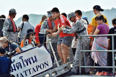 พาเด็กๆผู้ด้อยโอกาสขึ้นเรือหลวง ล่องทะเลอ่าวสัตหีบ แด่น้องๆผู้มีความหวัง