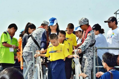 พาเด็กๆผู้ด้อยโอกาสขึ้นเรือหลวง ล่องทะเลอ่าวสัตหีบ แด่น้องๆผู้มีความหวัง