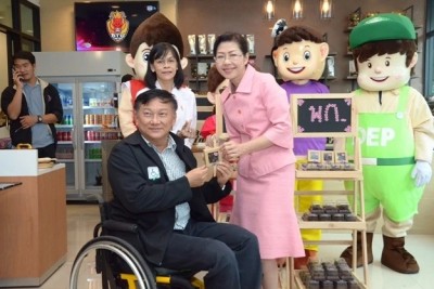 คนดีมีจริง! พลเมืองดีฝ่าเพลิงไหม้บ้าน เข้าช่วยชายพิการติดเตียงรอดหวุดหวิด