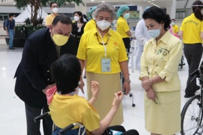 ‘จุติ ‘เยี่ยมให้กำลังใจแพทย์-จิตอาสา จุดฉีดวัคซีนโควิด-19 ให้คนพิการศูนย์ราชการฯ แจ้งวัฒนะ
