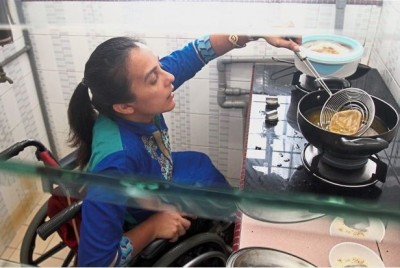 Reena says she has no maid and manages housework with her husband. She works for CIMB bank as a customer email support personnel and commutes to work by LRT Read more at http://www.thestar.com.my/metro/community/2017/05/13/more-than-able-to-be-a-mum-