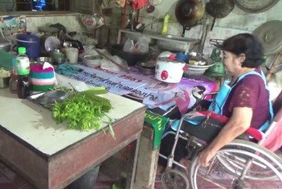 คุณป้าพิการนั่งรถเข็นขายขนมจีนเก็บเงินจนสร้างบ้านได้