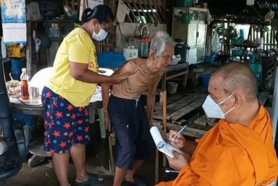 ชื่นชม!เจ้าอาวาสวัดบางเลน ลงพื้นที่แจกของให้กับผู้พิการ – ผู้ป่วยติดเตียง