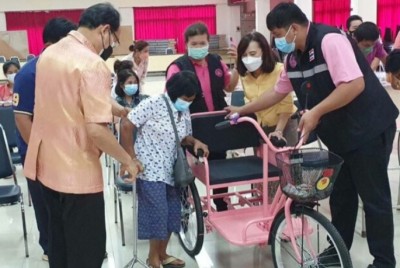 พมจ.อุตรดิตถ์ มอบรถสามล้อชนิดมือโยกแก่ผู้พิการอำนวยความสะดวกในชีวิตประจำวัน