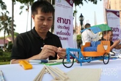 นายริวิยวัฒน์ ตุยรัมย์ ผู้ที่ประกวดสาขาประดิษฐ์วัสดุของเหลือใช้รถสามล้อ