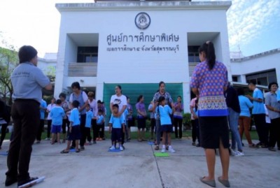 "เปลี่ยนบ้านเป็นห้องเรียน" เปลี่ยนผู้ปกครองสวมบทครูสอนลูกพิการ