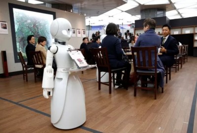 หุ่นยนต์พนักงานเสิร์ฟควบคุมโดยคนพิการ