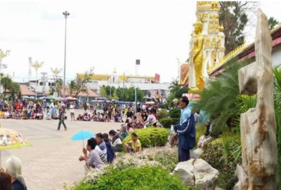 พยุงคนแก่-หามคนพิการรอ แห้ว!หนุ่มถูก60ล.แจกเงิน