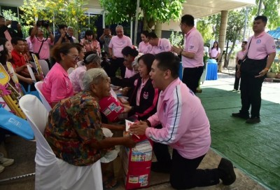 รมว.พม.วราวุธฯ ประธานการส่งมอบรถเข็นนั่งตามโครงการมอบกายอุปกรณ์สำหรับช่วยเหลือคนพิการ
