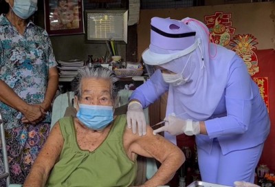 รถบริการวัคซีนเคลื่อนที่ รพ.รามัน ฉีดวัคซีนให้คุณยายวัย 94 ปีรายแรกของอำเภอรามัน