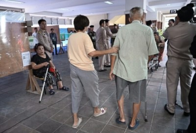 สูงวัย-ผู้พิการ ไม่พลาดใช้สิทธิ กทม.เตรียมพร้อม รถเข็น ทางลาด จัดเต็ม ภาพรวมยังราบรื่น