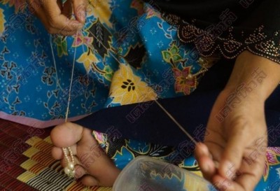 พิการแล้วไงขอใช้ใจเย็บผ้า 'สาวตาบอด'สนเข็มเย็บฮิญาบ