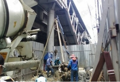 รับเหมาก่อสร้างกำลังขุด เจาะถนน