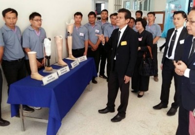 กพร. โดยสถาบันพัฒนาฝีมือแรงงาน 19 เชียงใหม่ ได้ร่วมกับมูลนิธิขาเทียมในสมเด็จพระศรีนครินทราบรมราชชนนี ดำเนินการฝึกอบรมหลักสูตรการฝึกเตรียมเข้าทำงาน สาขาช่างเครื่องช่วยคนพิการ
