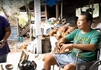 หนุ่มที่จังหวัดประจวบคีรีขันธ์ แม้จะเดินไม่ได้แต่ใจสู้ ประดิษฐ์งานจากกะลามะพร้าว เป็นผลิตภัณฑ์ต่างๆ เพื่อจำหน่าย สร้างรายได้เลี้ยงชีพ