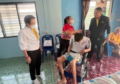 ส่งน้ำใจ มอบรถเข็นวีลแชร์และอุปกรณ์ให้ผู้พิการและผู้ยากไร้