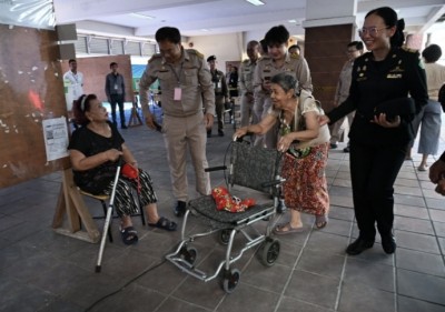 สูงวัย-ผู้พิการ ไม่พลาดใช้สิทธิ กทม.เตรียมพร้อม รถเข็น ทางลาด จัดเต็ม ภาพรวมยังราบรื่น