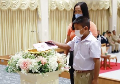 จังหวัดสุราษฎร์ธานีจัดพิธีมอบทุนสนับสนุนการศึกษาแก่เด็กพิการในมูลนิธิคุณพุ่ม ปีการศึกษา 2566