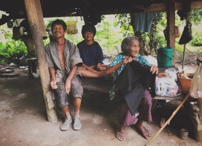 3 ชีวิตไร้ไฟฟ้าหลังคารั่ว กินข้าวเคล้าน้ำฝน หญิงชรา หูตาฝ้าฟางอาศัยกระท่อมไม้ผุพัง ซ้ำลูกสาว-ลูกเขยมือเท้าหงิกงอ ขอแค่มีข้าวกินไปวันๆ