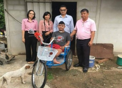 อบต.ด่านช้างร่วมกับพม.สุพรรณบุรี มอบสามล้อโยกให้หนุ่มพิการ