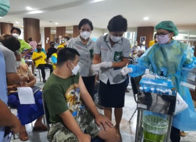 จ.สงขลา ฉีดวัคซีนซิโนฟาร์มพระราชทานแก่กลุ่มคนพิการ ผู้สูงอายุ ผู้ป่วยติดเตียง และพระภิกษุสงฆ์ ในจังหวัดสงขลา