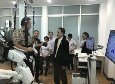 กระทรวงสาธารณสุข เปิดตัวเทคโนโลยีหุ่นยนต์ฝึกเดินช่วยผู้ป่วยอัมพาต เครื่องแรกในภาคเหนือ ที่จังหวัดเชียงใหม่