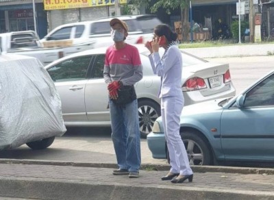 ประทับใจสาวร้านแว่น ช่วยเหลือลุงส่งอาหารพิการทางการได้ยิน จนสามารถส่งอาหารถึงมือลูกค้าสำเร็จ