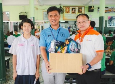 วิทยาลัยดุสิตธานี ศูนย์การศึกษาเมืองพัทยา จัดอาหารกลางวันเลี้ยงนักเรียนผู้พิการทางสายตา ถวายเป็นพระราชกุศลในหลวง ร.9