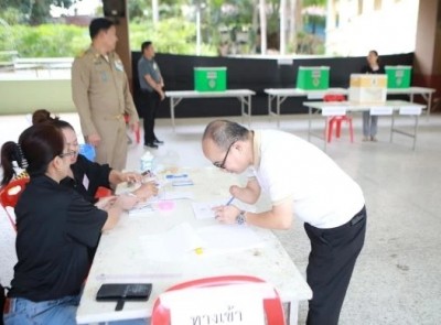 ผู้พิการแห่ใช้สิทธิ์ออกเสียงลงประชามติที่หน่วยออกเสียงมูลนิธิพระมหาไถ่พัทยา