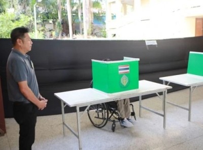 ผู้พิการแห่ใช้สิทธิ์ออกเสียงลงประชามติที่หน่วยออกเสียงมูลนิธิพระมหาไถ่พัทยา