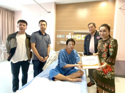 ประธานมูลนิธิพัฒนาคนพิการไทย  'มอบ 1 ล้าน ให้ 'ด.ต.เกษม' จนท.EOD บาดเจ็บสาหัสจากเหตุระเบิดที่ปัตตานี