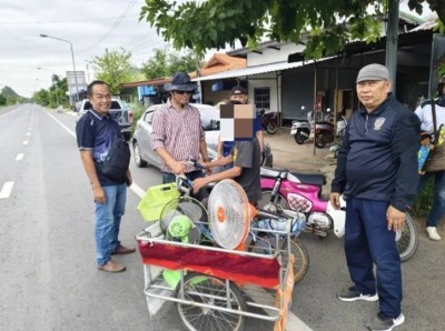 รวบชายพิการปั่นสามล้อพ่วงข้าง พาน้องหมาตระเวนขโมยพัดลม อ้างอากาศร้อนกลัวหมานอนไม่หลับ