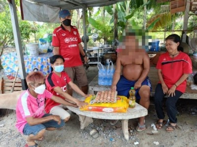 ผญบ.ฟิตจัด! เดินสายมอบถุงยังชีพผู้ป่วยพิการ บรรเทาความเดือดร้อน