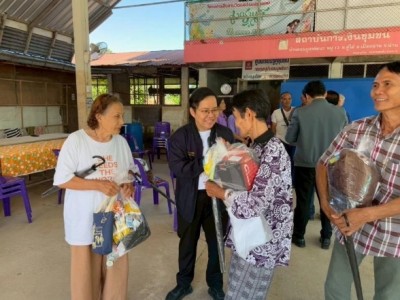 "สว.ภิญญาพัชญ์ ส่งมอบวีลแชร์ช่วยกลุ่มเปราะบางจังหวัดน่าน จี้รัฐทบทวนเบี้ยพิการ เหตุไม่พอกับค่าครองชีพ