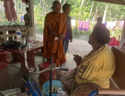 ชีวิตสุดลำเค็ญ หญิง 'พิการ' เก็บผักข้างทางเลี้ยงดูลูกสาว และแม่ป่วยหนัก
