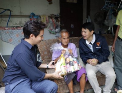"พิธา" ควง "สมเกียรติ"ลุยบางนา-พระโขนงฟังปัญหาบัตรทอง
