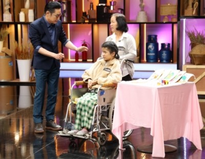 ถุงผ้าจากปลายพู่กัน ชีวิตต้องสู้ของ “น้องป๊อป” สาวอัมพาตทั้งตัวที่ต้องหาเลี้ยงยายและน้อง