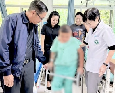 ผู้ว่าฯ เพชรบุรี-นายกเหล่ากาชาดฯ เยี่ยมให้กำลังใจผู้ป่วยเด็กพิการทางสังคม