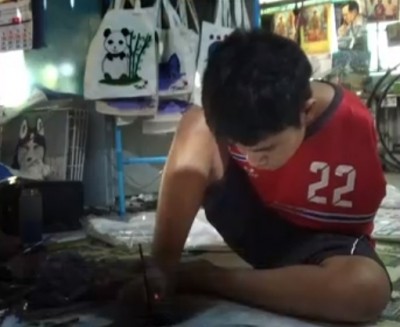 ชื่นชมน้องทาม หนุ่ม ม.5 พิการแขนสองข้าง ใช้เท้าวาดรูปหารายได้เสริมเป็นทุนการศึกษา