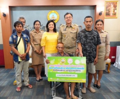 ผู้ว่าฯ ฉะเชิงเทรา มอบเงินทุนกู้ยืมประกอบอาชีพให้กับคนพิการและผู้ดูแลคนพิการ